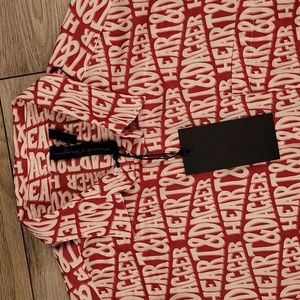HEART & DAGGER Dark Red White Spellout Logo Pattern Sz S Short Sleeve‎ Shirt NEW